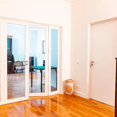 아파트 Spacious, Luxurious, And Charming In Premium Location With Parking 포르투