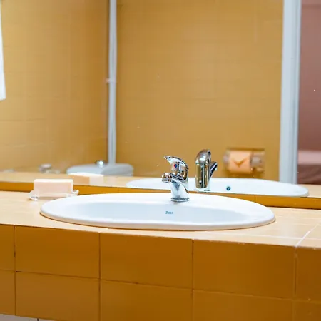 Spacious, Luxurious, And Charming In Premium Location With Parking 포르투