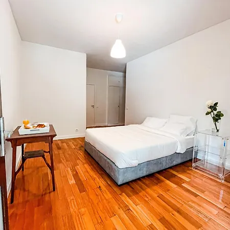 Spacious, Luxurious, And Charming In Premium Location With Parking 아파트 포르투