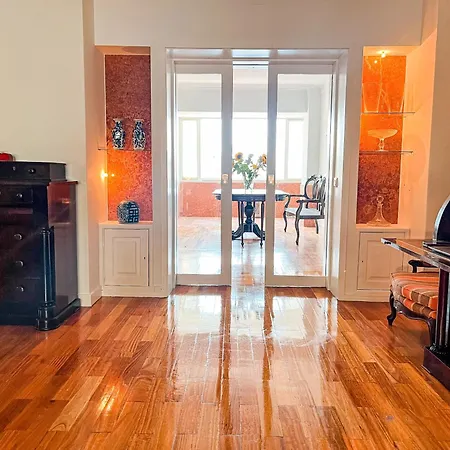 아파트 Spacious, Luxurious, And Charming In Premium Location With Parking *