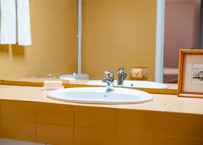 Spacious, Luxurious, And Charming In Premium Location With Parking Oporto