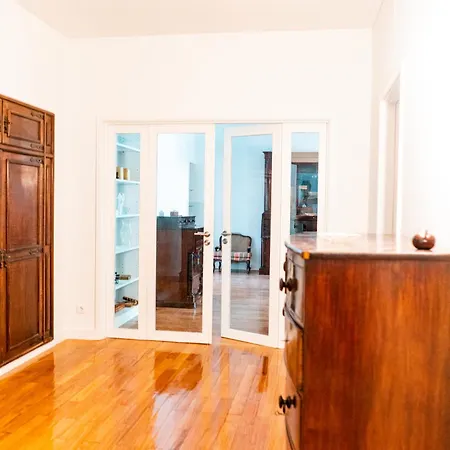 아파트 Spacious, Luxurious, And Charming In Premium Location With Parking 포르투