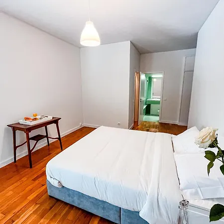 아파트 Spacious, Luxurious, And Charming In Premium Location With Parking 포르투