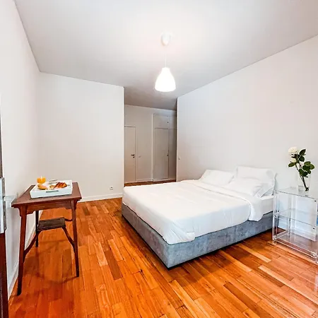 Spacious, Luxurious, And Charming In Premium Location With Parking 아파트 포르투