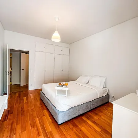 Spacious, Luxurious, And Charming In Premium Location With Parking 포르투