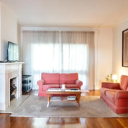 Spacious, Luxurious, And Charming In Premium Location With Parking 포르투