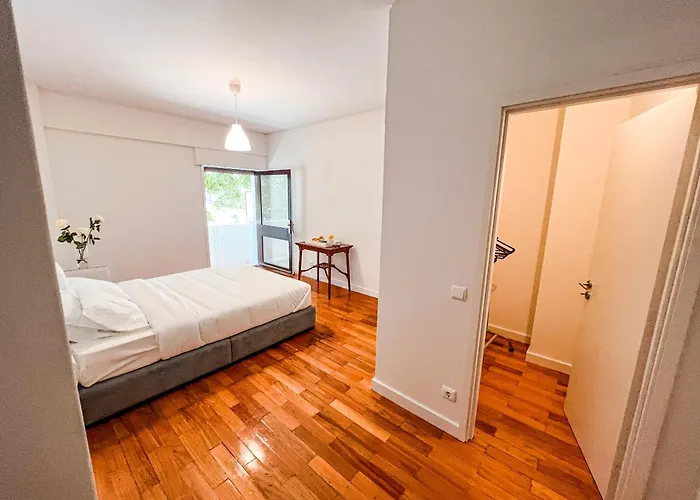 Spacious, Luxurious, And Charming In Premium Location With Parking *