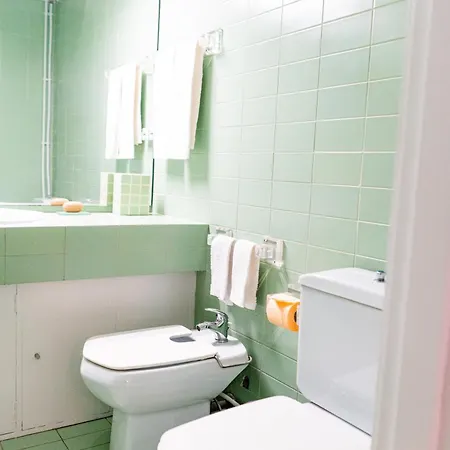 Spacious, Luxurious, And Charming In Premium Location With Parking Apartment Porto