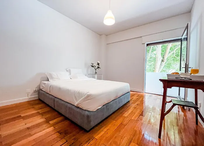 Spacious, Luxurious, And Charming In Premium Location With Parking פורטו