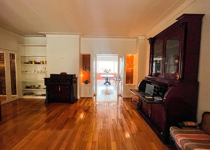 Spacious, Luxurious, And Charming In Premium Location With Parking דירה *