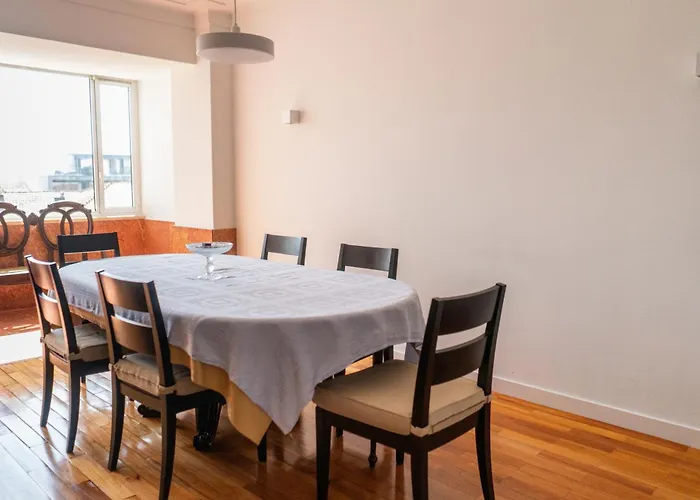 Spacious, Luxurious, And Charming In Premium Location With Parking דירה *